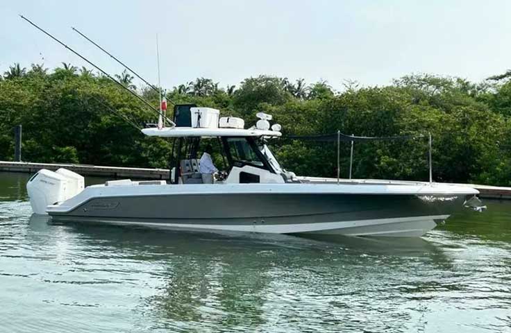 2023_Boston_Whaler_360_Outrage_4
