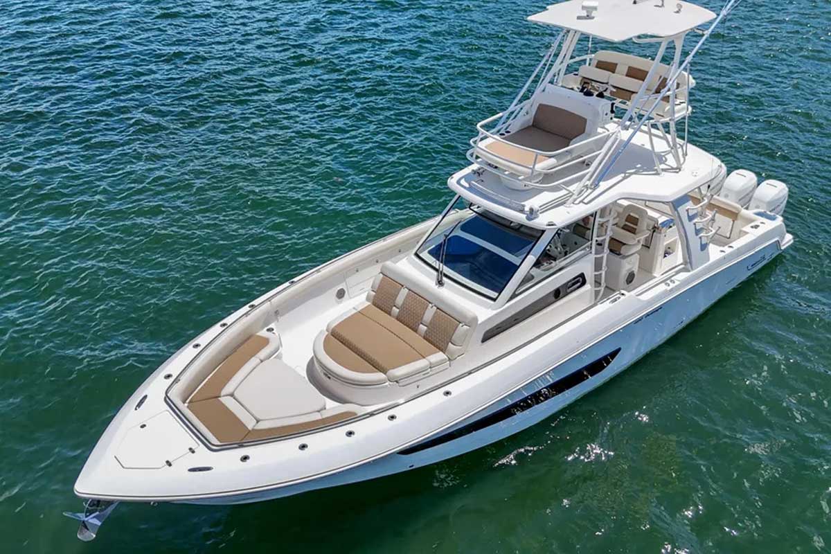 2017 Boston Whaler 420 Outrage gallery 4